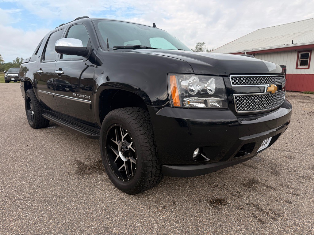 2011 Chevrolet Avalanche Image 3