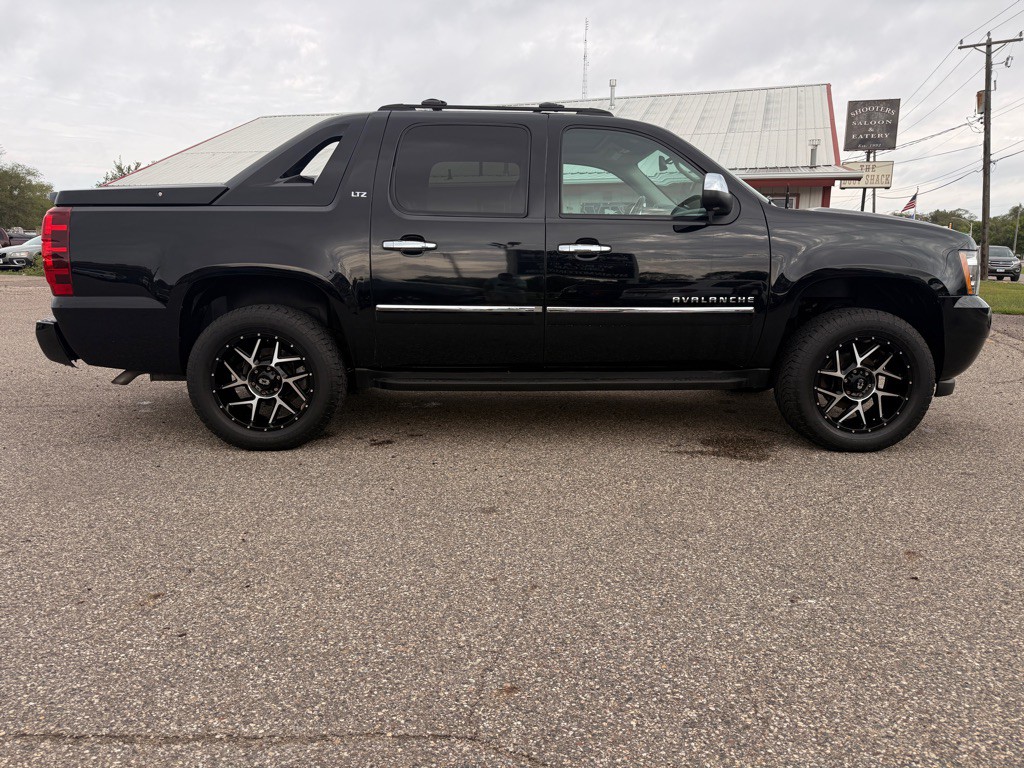 2011 Chevrolet Avalanche Image 4