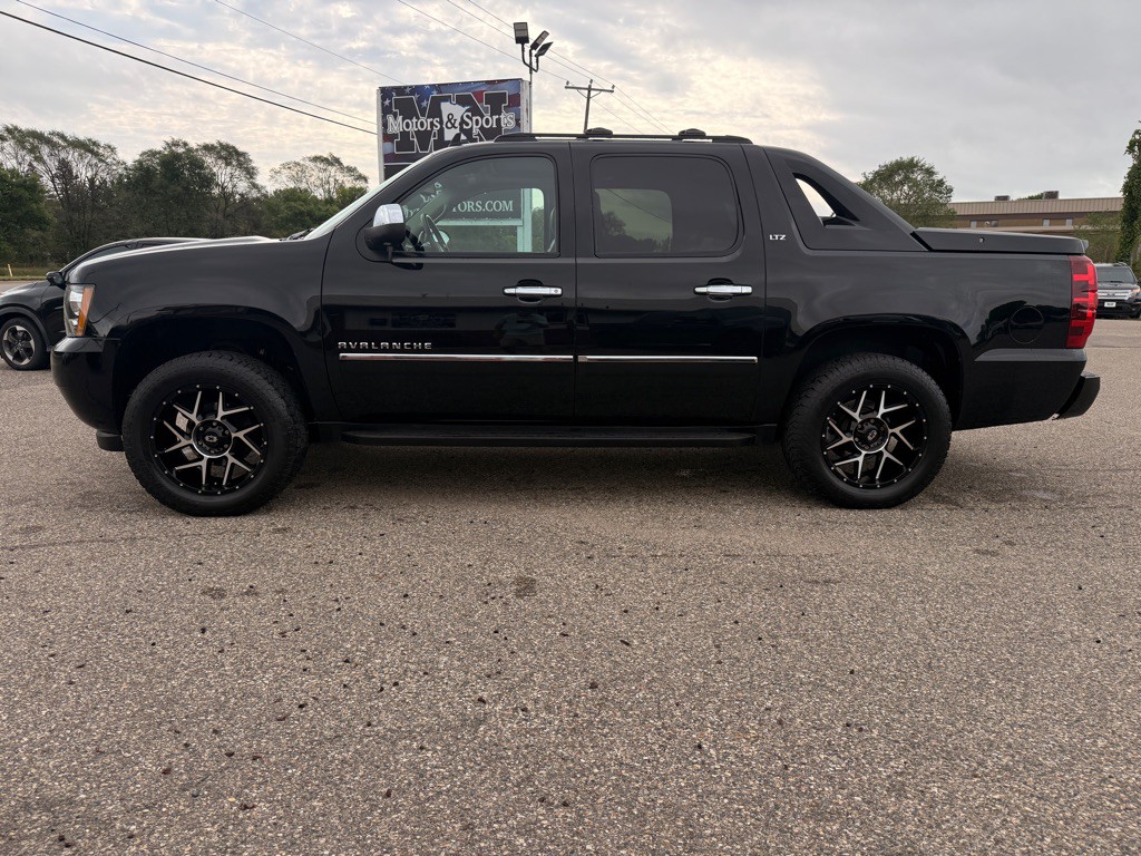 2011 Chevrolet Avalanche Image 8