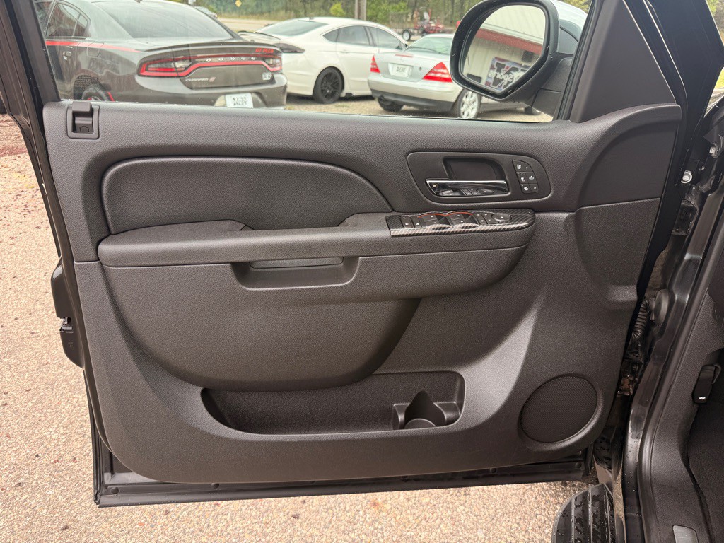 2011 Chevrolet Avalanche Image 12