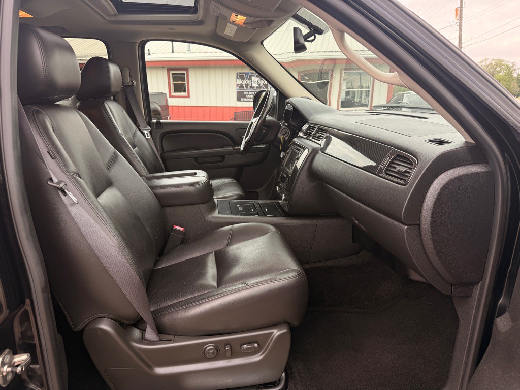 2011 Chevrolet Avalanche Image 16