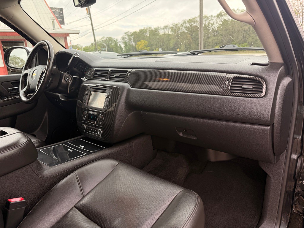 2011 Chevrolet Avalanche Image 17