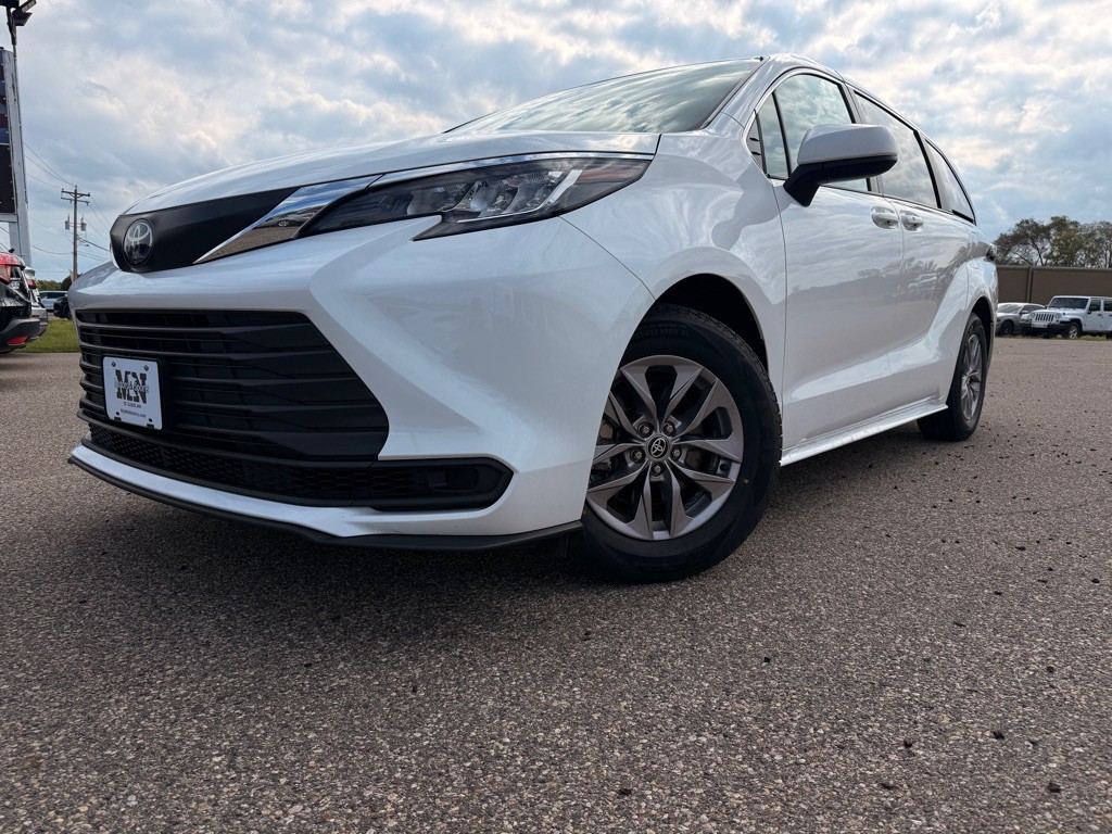 2023 Toyota Sienna Image 1
