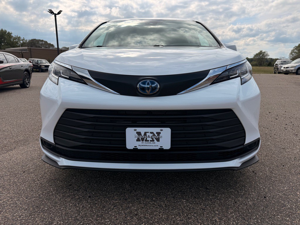 2023 Toyota Sienna Image 2