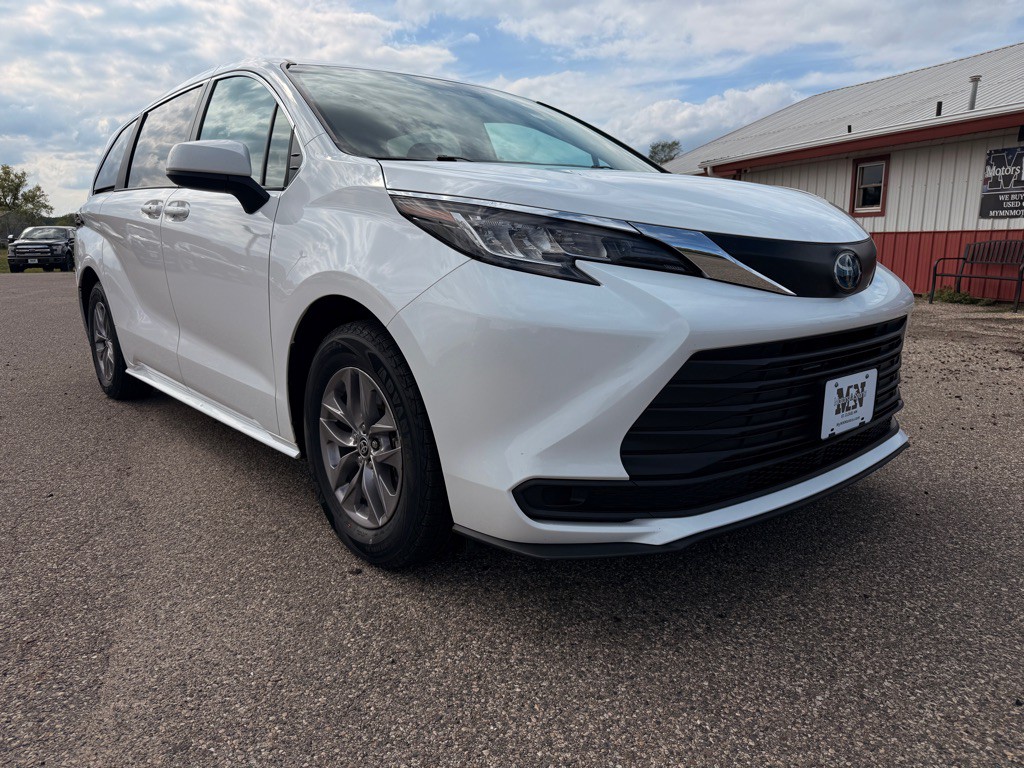 2023 Toyota Sienna Image 3