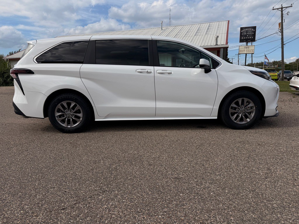 2023 Toyota Sienna Image 4