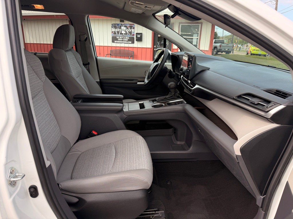 2023 Toyota Sienna Image 16