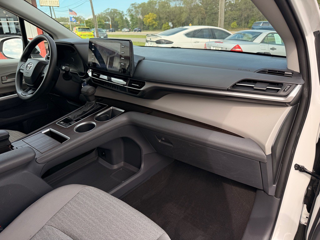 2023 Toyota Sienna Image 17