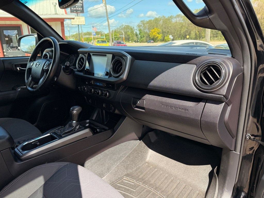 2016 Toyota Tacoma Image 17