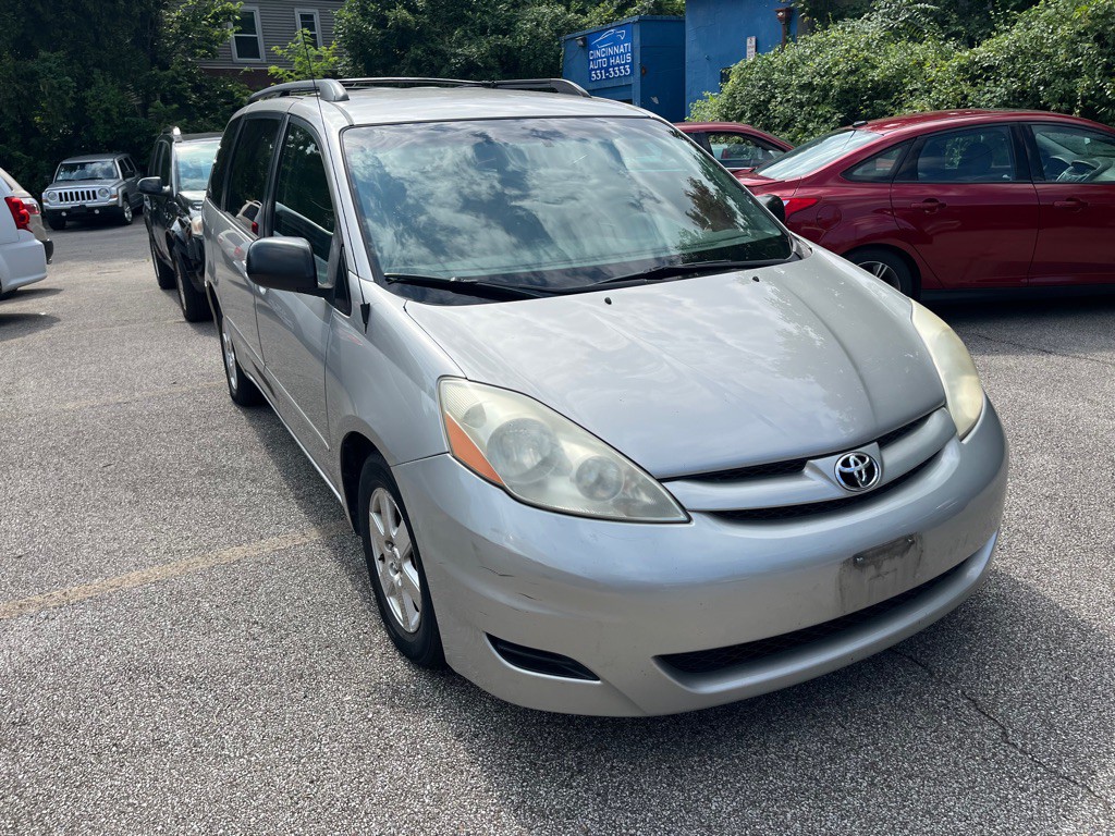 2009 Toyota Sienna Image 2