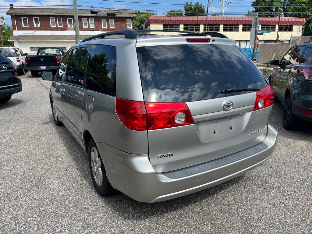 2009 Toyota Sienna Image 4