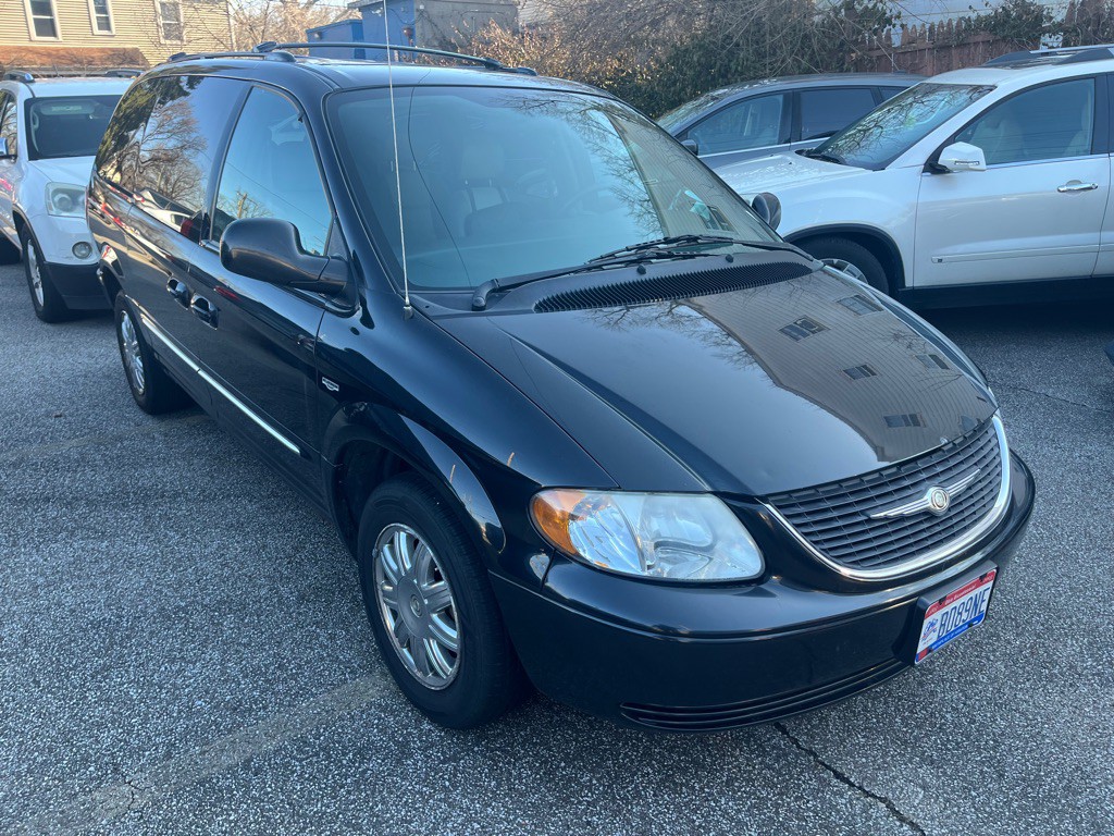 2004 Chrysler Town & Country Image 2