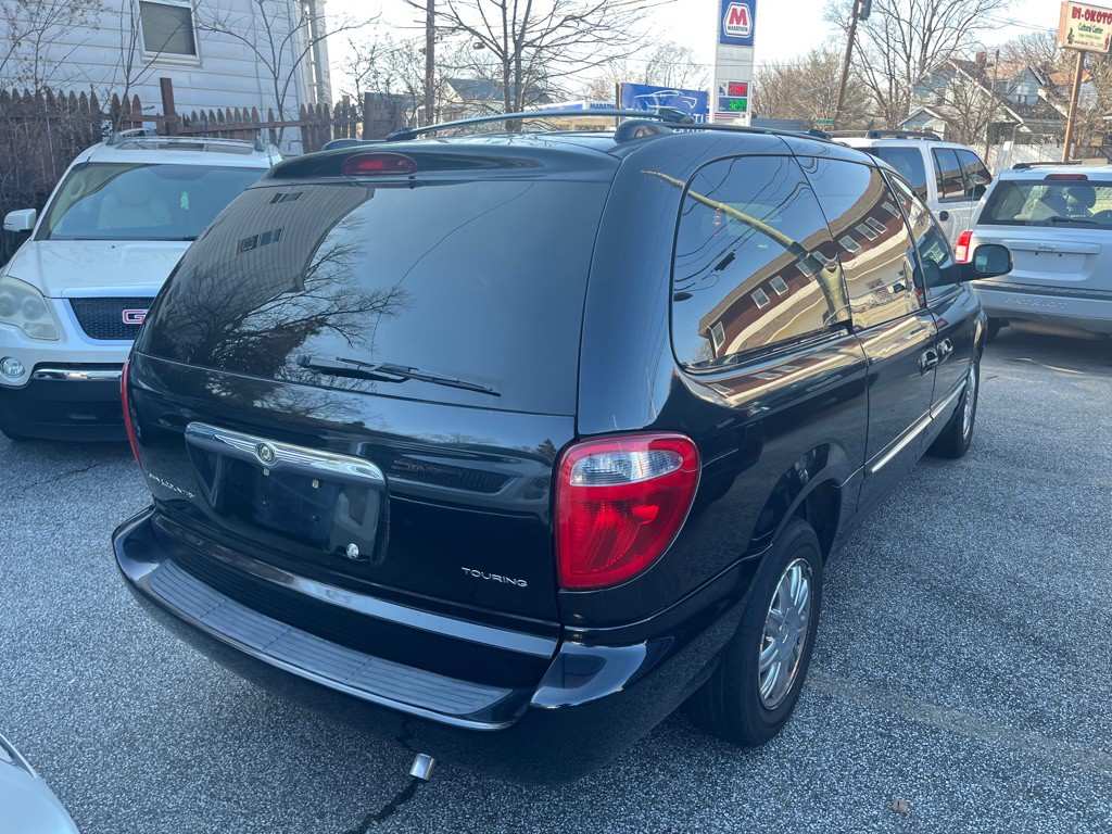 2004 Chrysler Town & Country Image 3