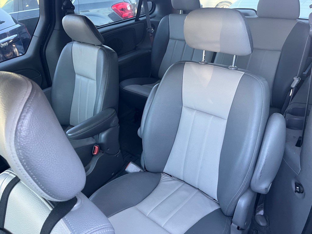 2004 Chrysler Town & Country Image 6
