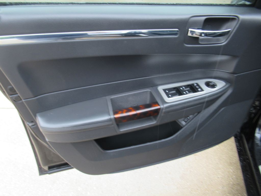 2010 Chrysler 300 Image 10