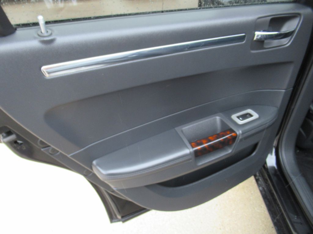 2010 Chrysler 300 Image 11