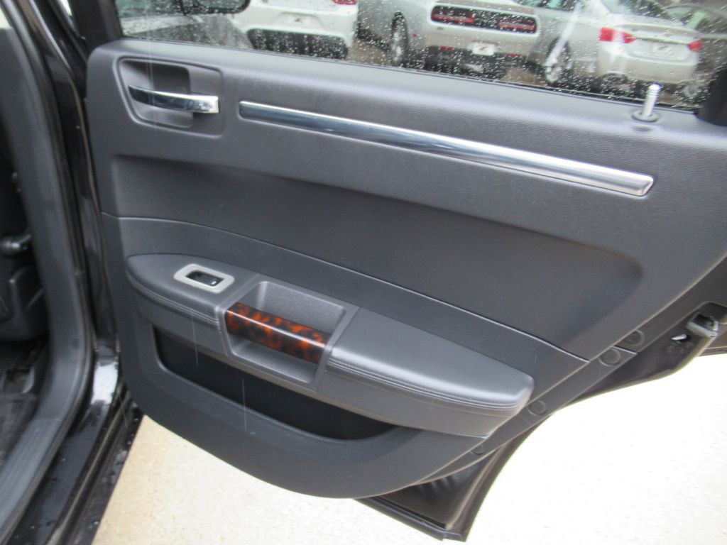 2010 Chrysler 300 Image 12