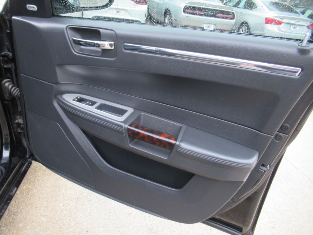 2010 Chrysler 300 Image 13