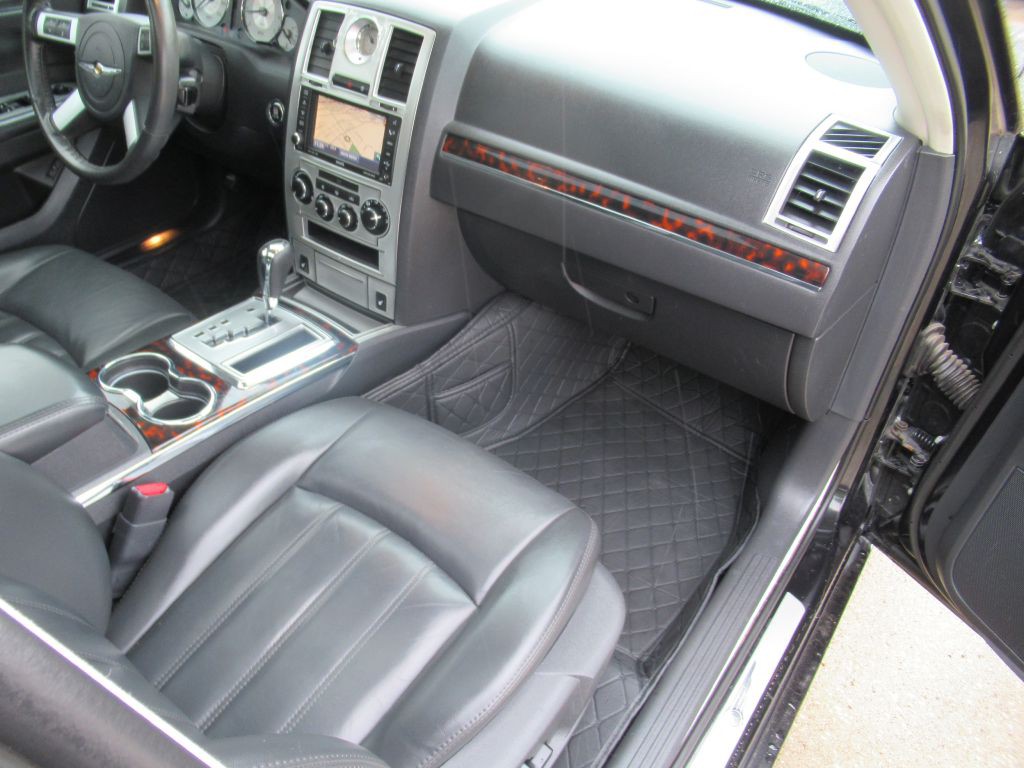 2010 Chrysler 300 Image 14