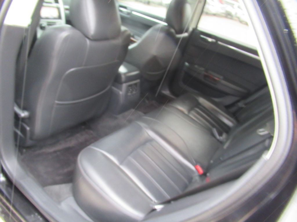 2010 Chrysler 300 Image 16