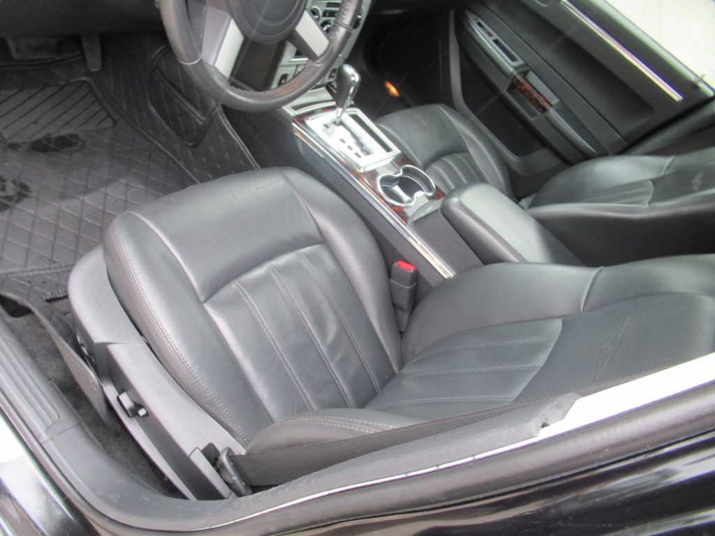 2010 Chrysler 300 Image 17