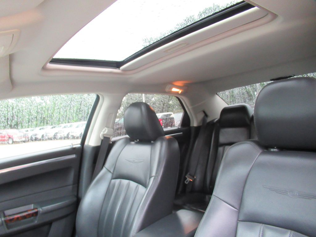 2010 Chrysler 300 Image 18
