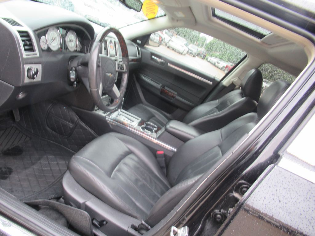 2010 Chrysler 300 Image 25
