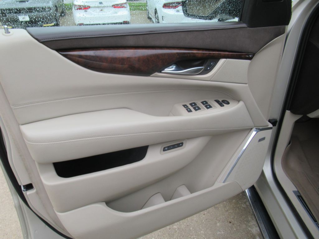2015 Cadillac Escalade Image 10