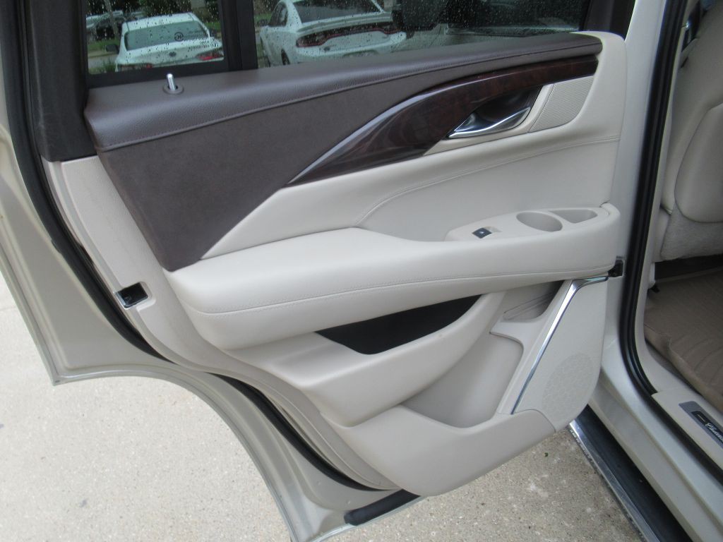 2015 Cadillac Escalade Image 11
