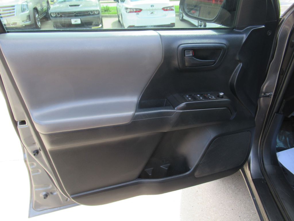 2016 Toyota Tacoma Image 10