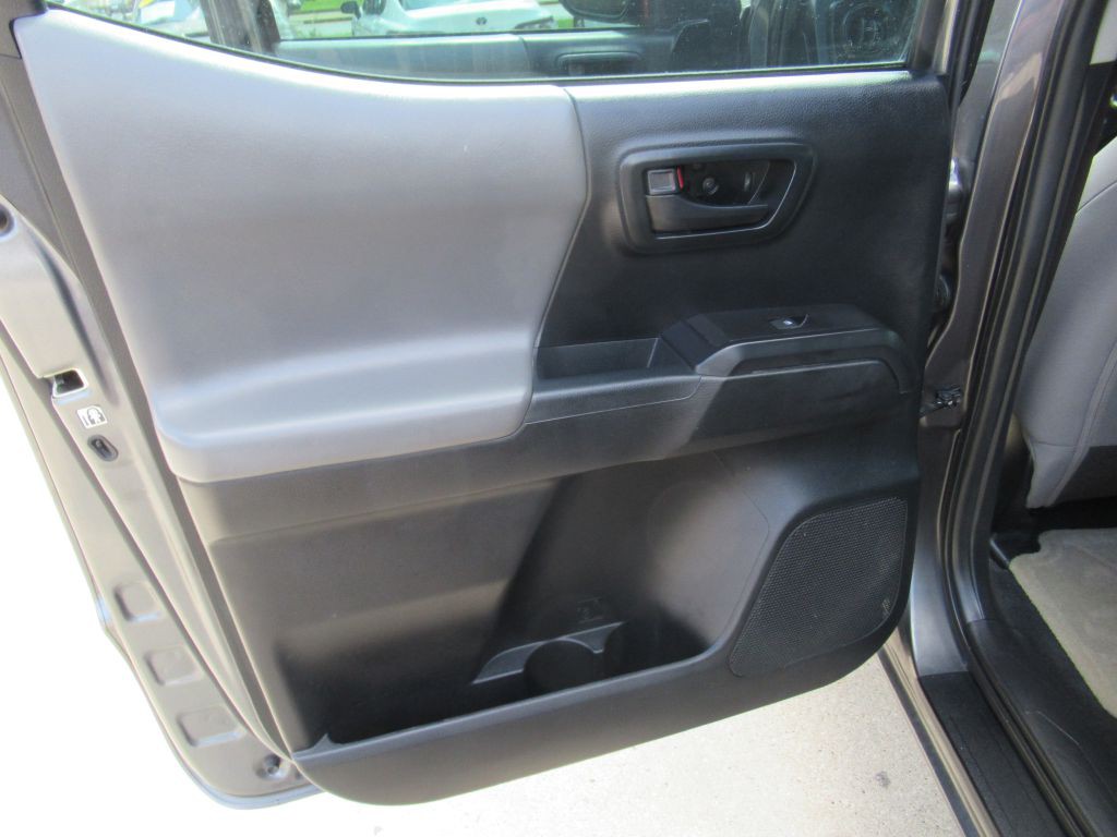 2016 Toyota Tacoma Image 11