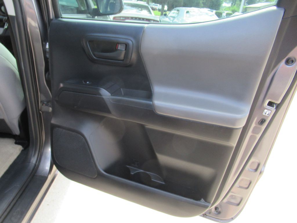 2016 Toyota Tacoma Image 12