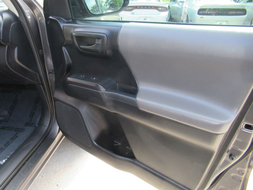 2016 Toyota Tacoma Image 13