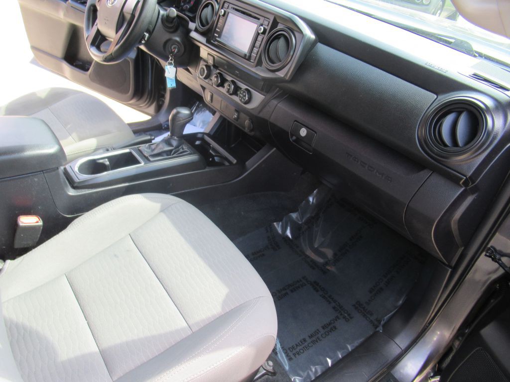 2016 Toyota Tacoma Image 14