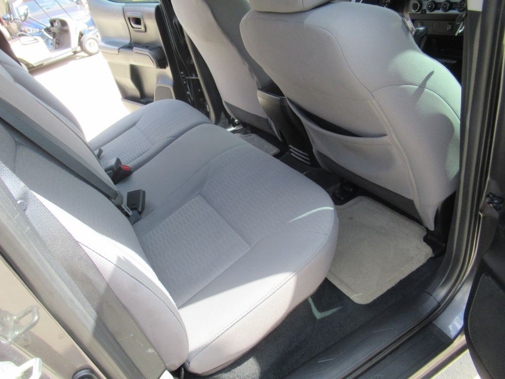 2016 Toyota Tacoma Image 15
