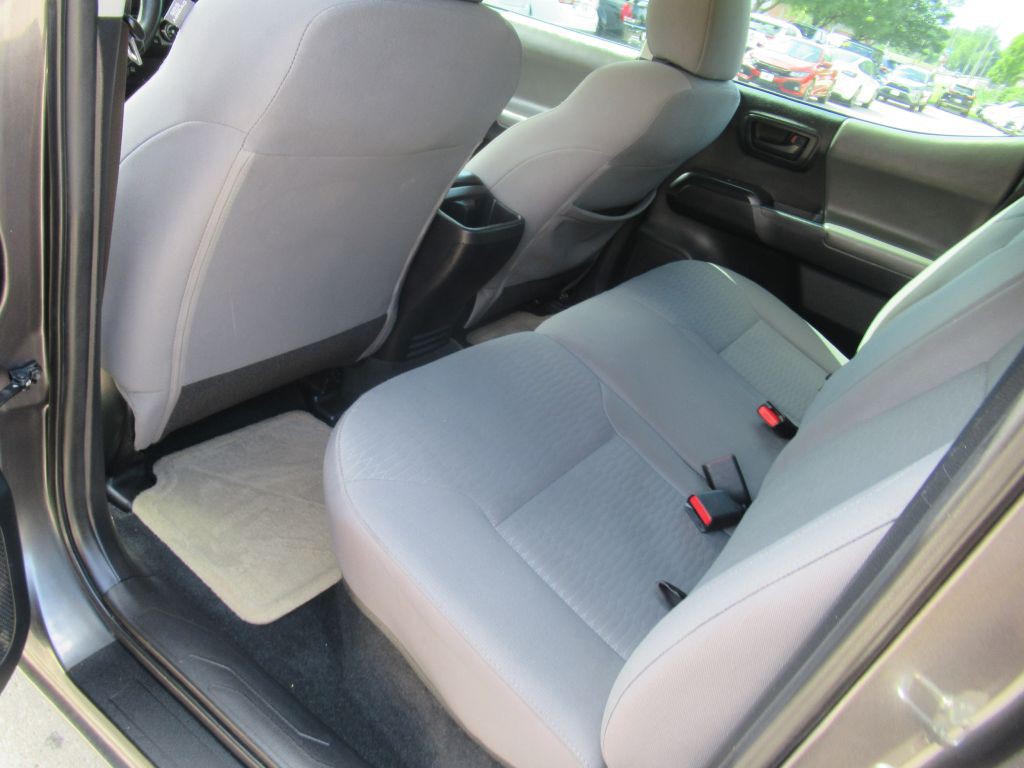 2016 Toyota Tacoma Image 16