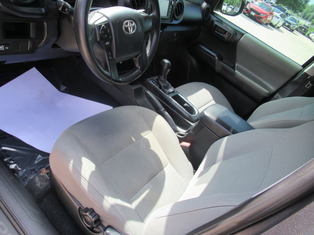 2016 Toyota Tacoma Image 17