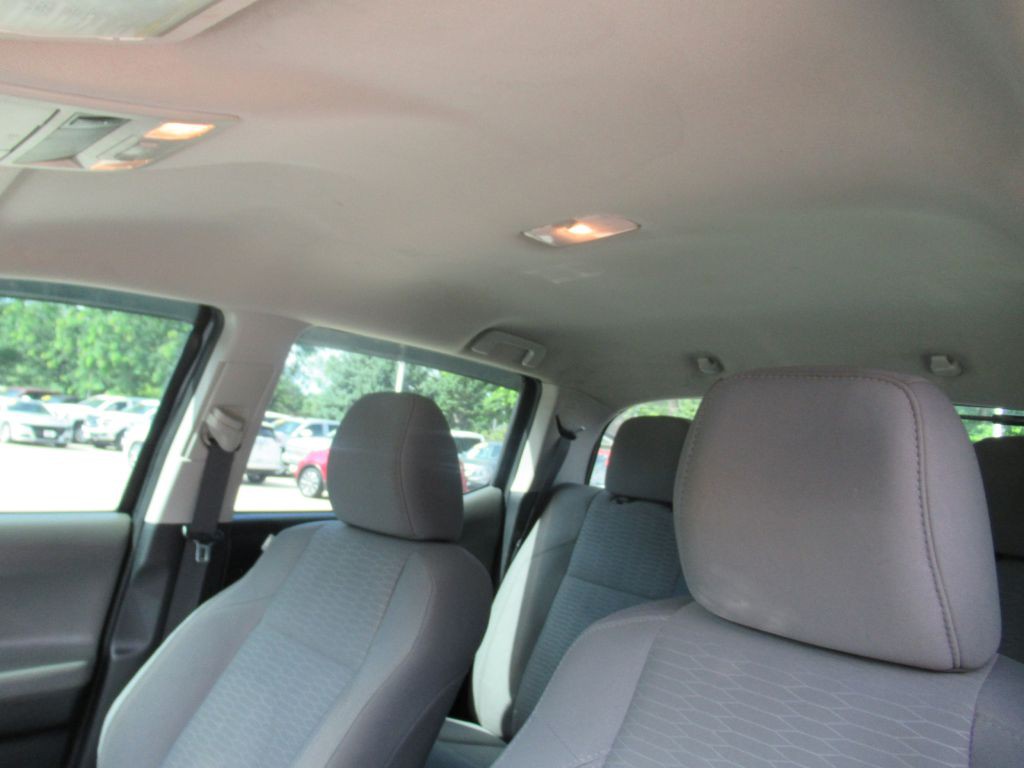 2016 Toyota Tacoma Image 18
