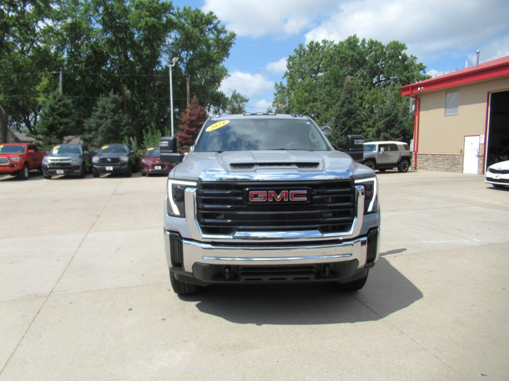 2024 GMC Sierra Image 2