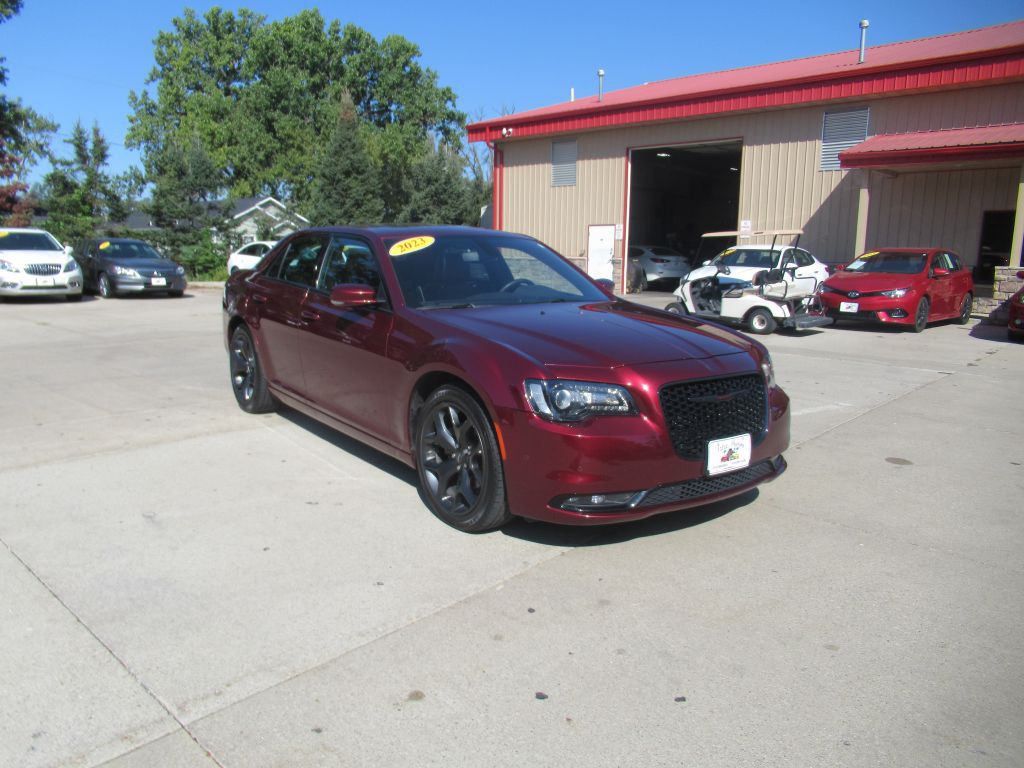2023 Chrysler 300 Image 3