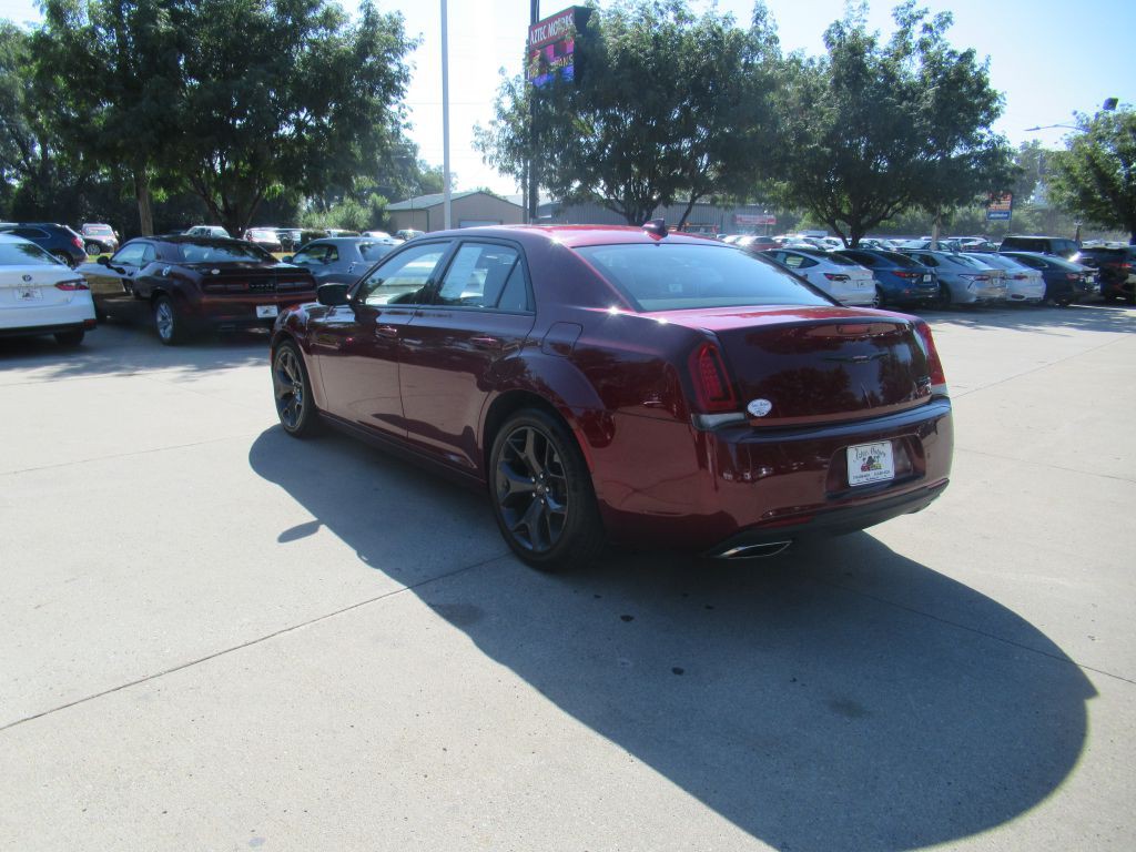 2023 Chrysler 300 Image 7