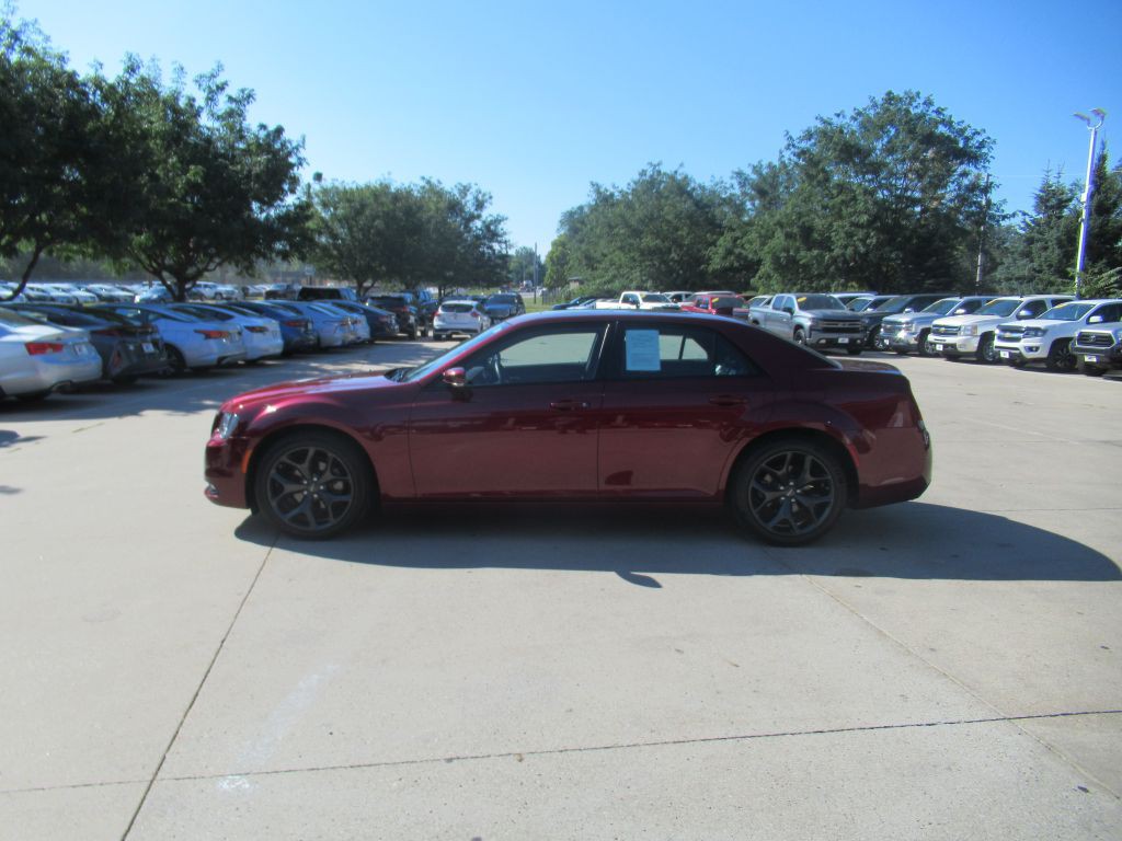 2023 Chrysler 300 Image 8