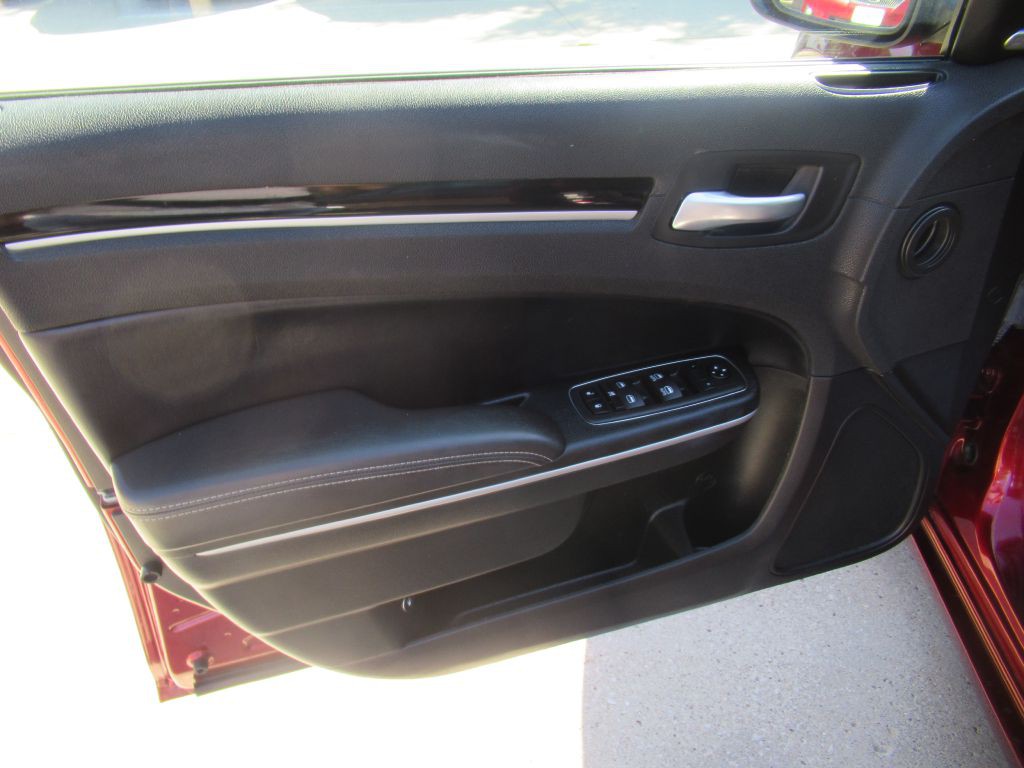 2023 Chrysler 300 Image 10