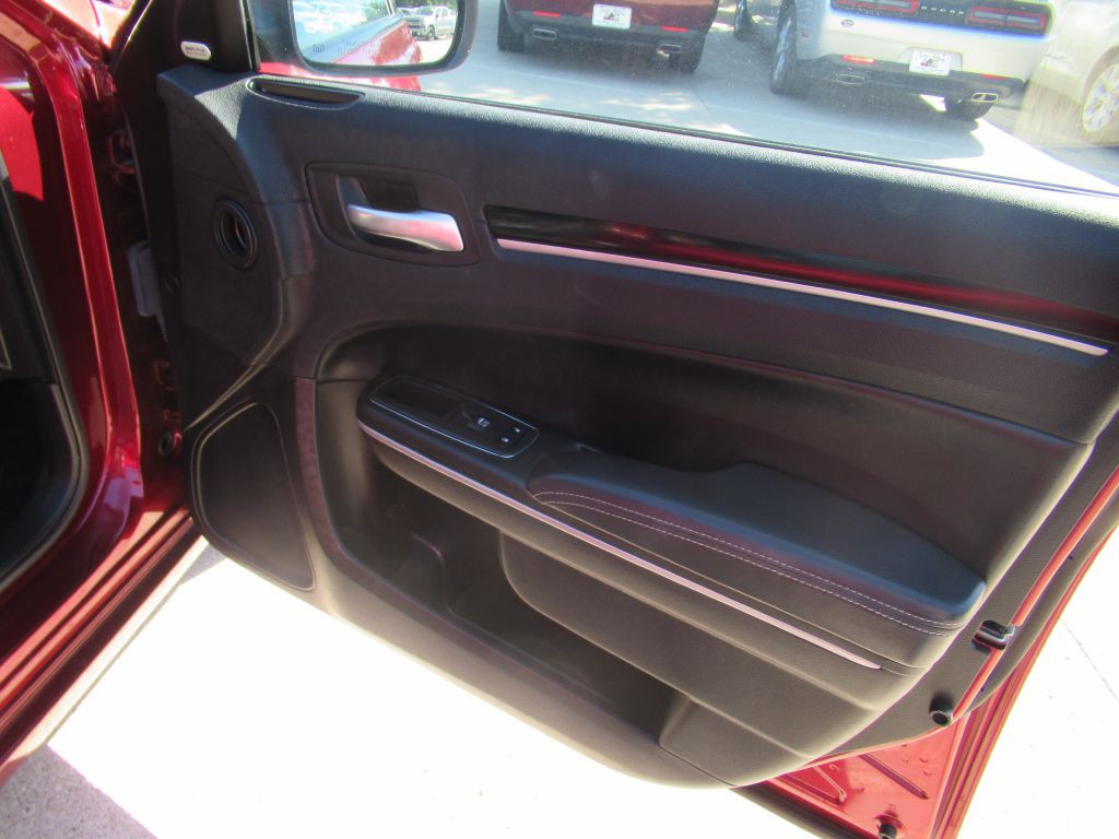 2023 Chrysler 300 Image 13
