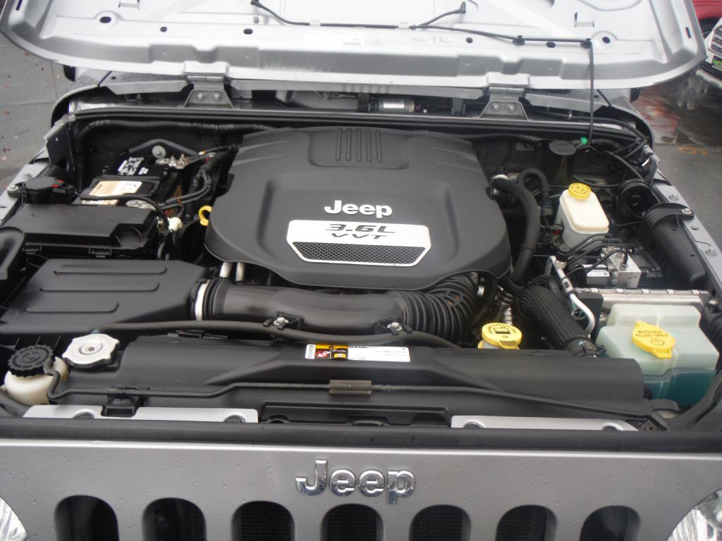 2013 Jeep Wrangler Image 14