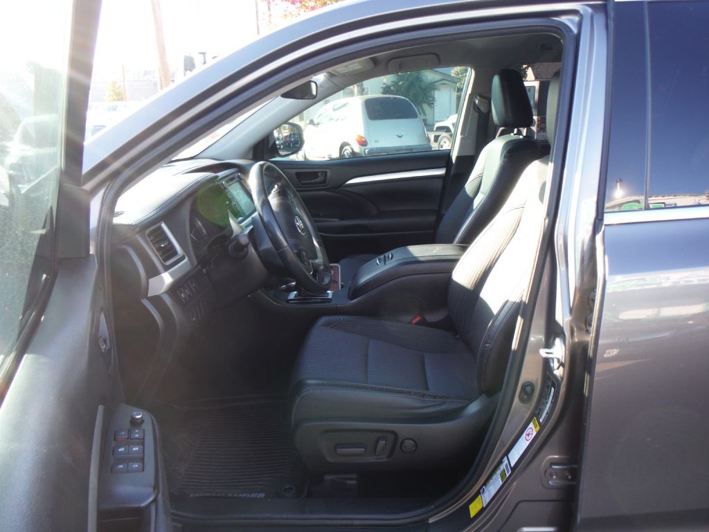 2017 Toyota Highlander Image 6