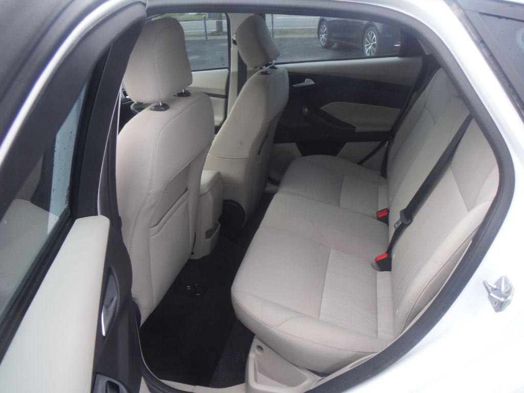 2017 Ford Focus Image 9