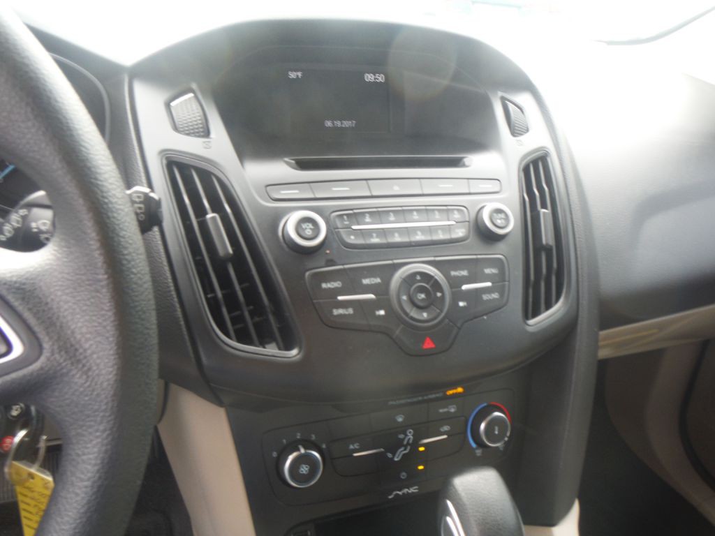 2017 Ford Focus Image 11