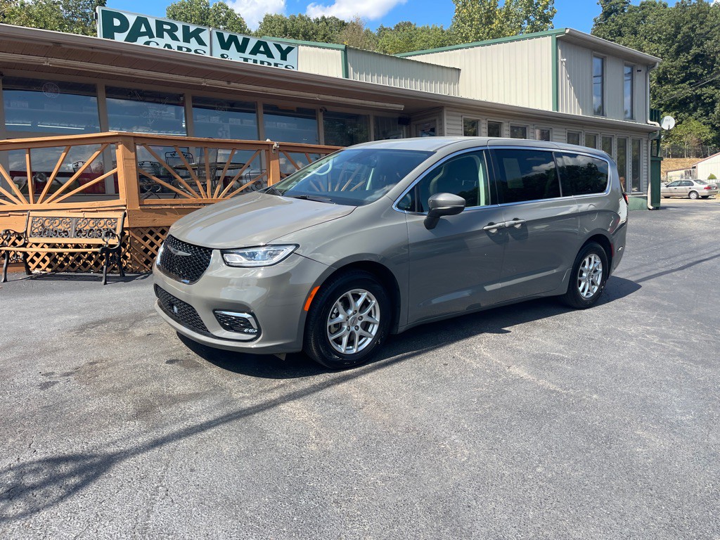 2023 Chrysler Pacifica Image 2