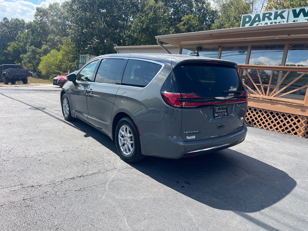 2023 Chrysler Pacifica Image 8